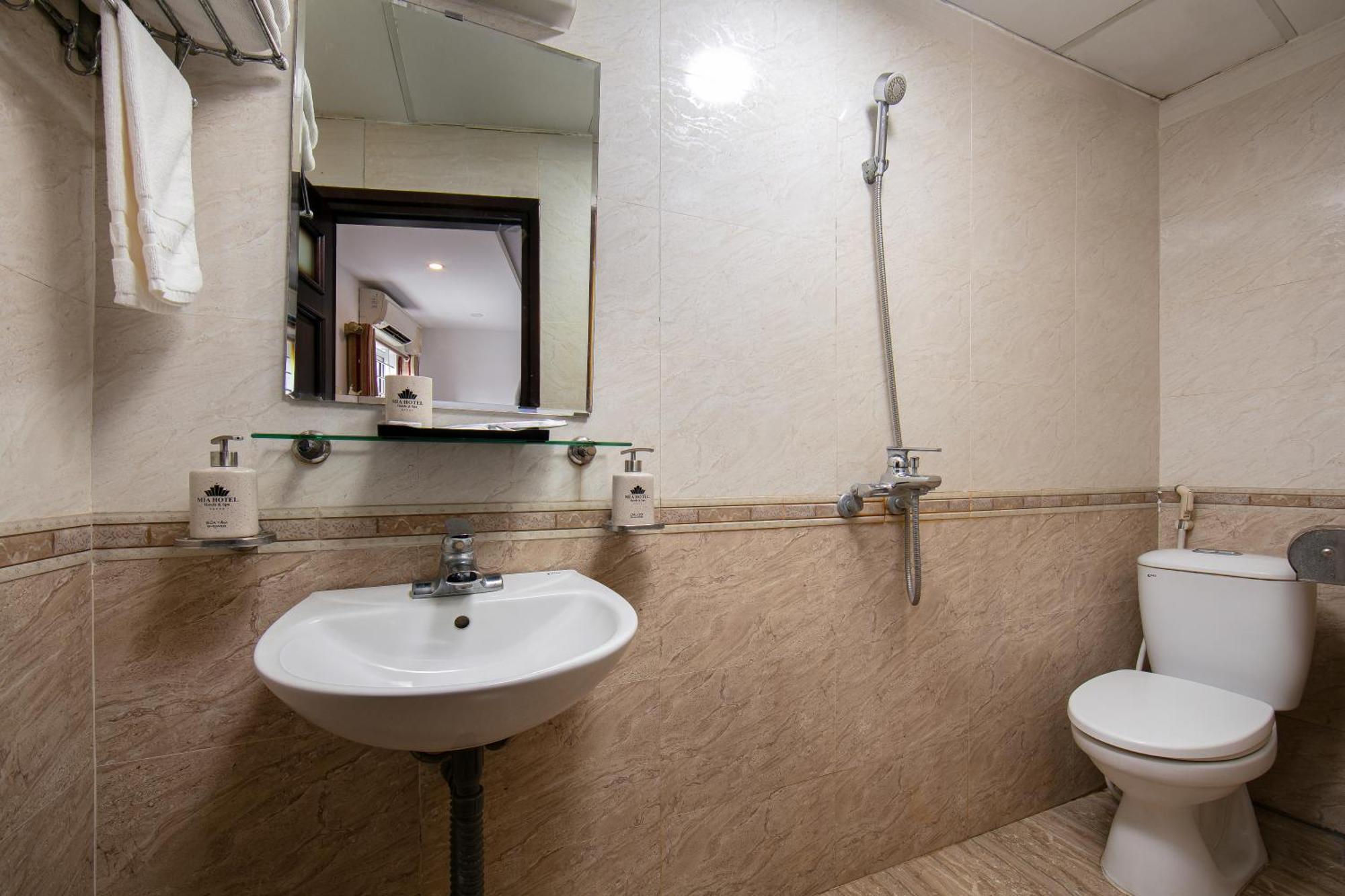 Duc Trong Hotel ハノイ市 エクステリア 写真